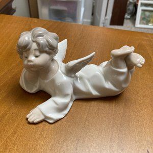 Lladro Angel laying down with legs crossed #4541 - Vintage/Retired
